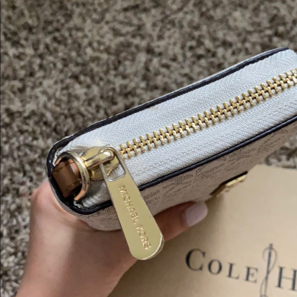 MK jet set signature travel continental wallet - Picture 4 of 5